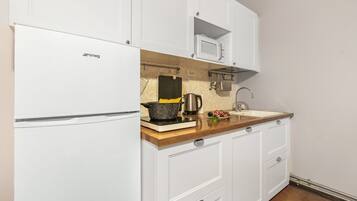 Kühlschrank, Mikrowelle, Herdplatte, Geschirrspüler