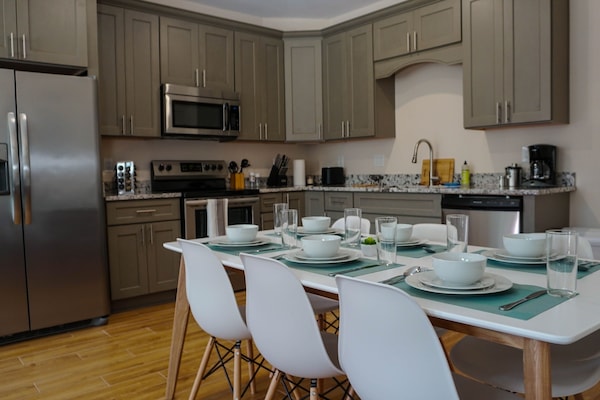 Coffee/tea maker, fridge, microwave, oven
