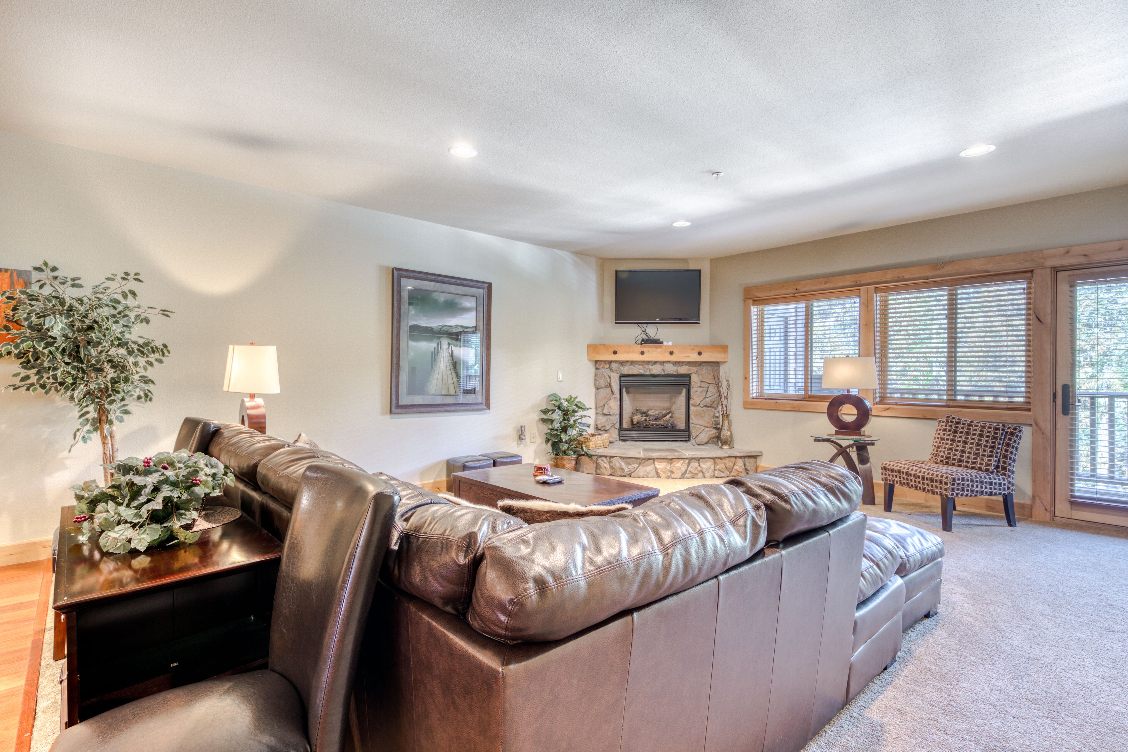 Luxury condo w/ gas fireplace, updated amenities, shared pool & hot tub