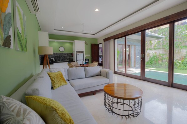 Smart TV - Athena 2 – One-Bedroom Romantic Pool Villa (Denpasar)