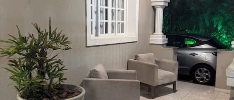 Televisi layar datar 42-inci dengan saluran TV digital, TV, dan Netflix