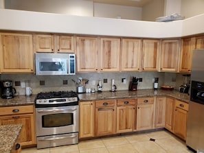 Refrigerador, microondas, horno y parrilla de estufa