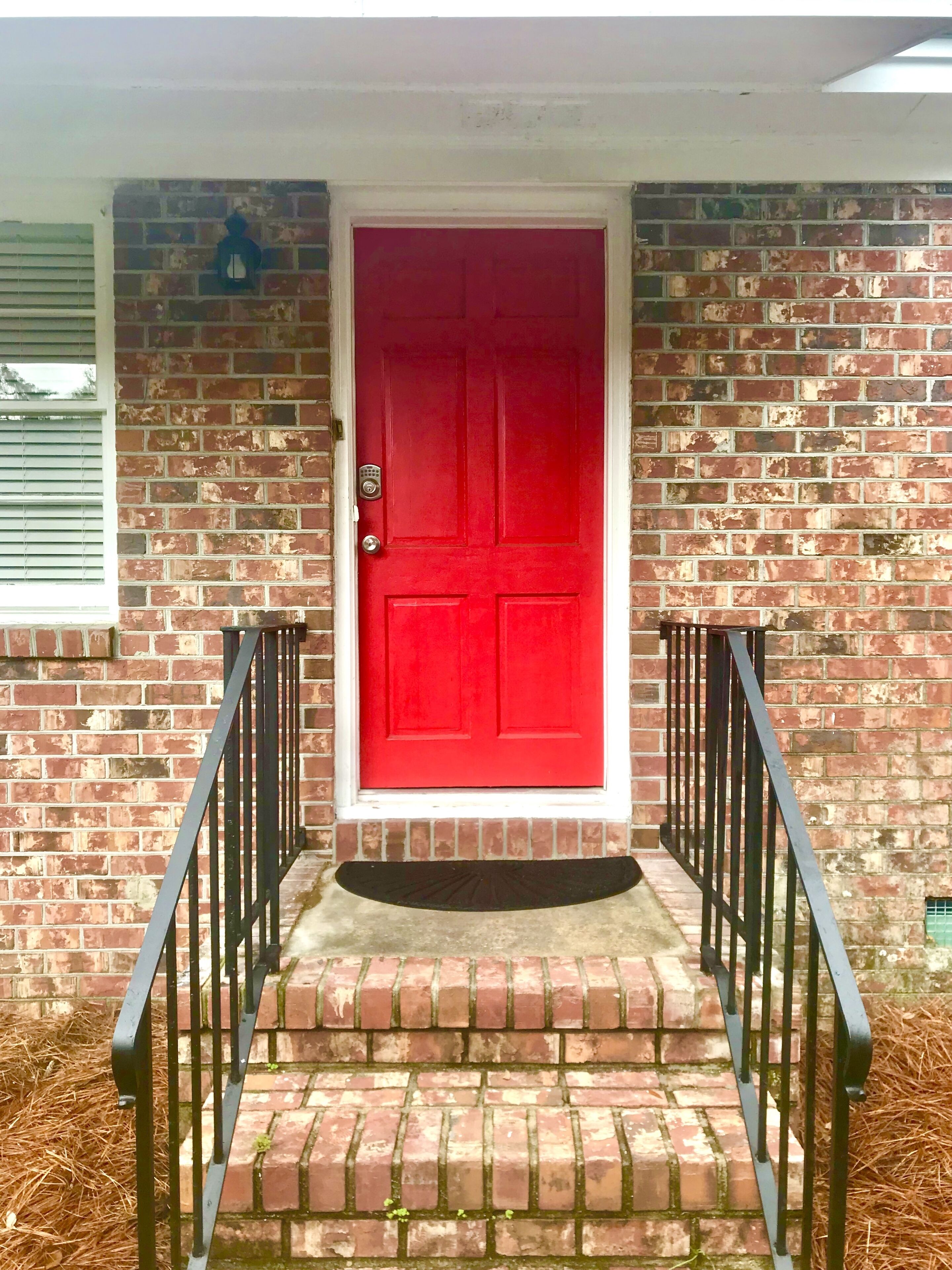 Newly Renovated Modern 2 Bed, 1 Bath Close to Downtown -Red Door