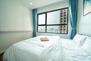 Apartamento família, 2 quartos | Roupas de cama antialérgicas, camas Select Comfort, escrivaninha