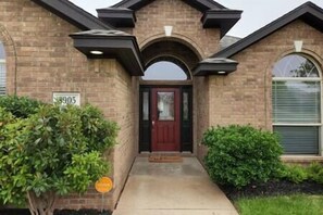 Exterior detail - Magnificent Home, w/Game-room, Close to Everything & Canyon (Amarillo)