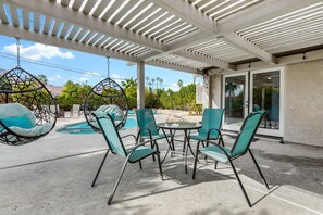 Outdoor dining - Sleek and Modern Desert Oasis with Salt Water Pool and Hot Tub by El Paseo (Palm Desert)