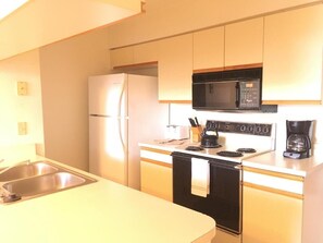 冷蔵庫、電子レンジ、オーブン、コンロ