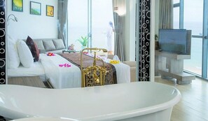 Villa familiar | Escritorio, espacio para trabajar con laptop y cortinas blackout 
