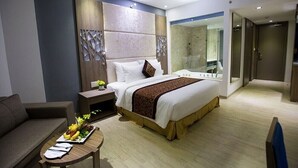Deluxe Double or Twin Room | Desk, laptop workspace, blackout drapes, WiFi (free)