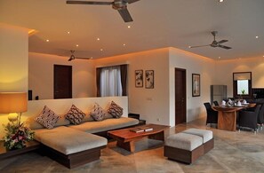 TV - 2BDR Villa with Pool Near Seminyak Beach (Kuta,)