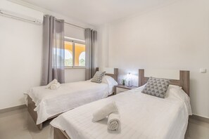 3 slaapkamers, een strijkplank/strijkijzer, gratis wifi, beddengoed