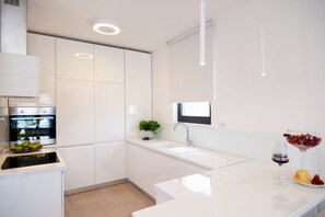 Fridge, oven, stovetop, dishwasher