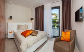 6 bedrooms, in-room safe, iron/ironing board, free WiFi