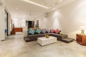 TV - 2BDR Villas with Pool Seminyak (Kuta,)