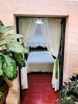 Egyptian cotton sheets, premium bedding, down duvets, pillow-top beds - Casa de la Dulce Reyna (Morelia)