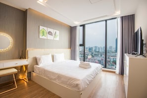 Byn Housing #1 City View - 2 Bedrooms Apartment | In-room safe, individually furnished, desk, laptop workspace - Byn Housing - Vinhomes Metropolis (Hanoi)