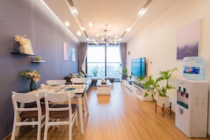 Departamento, 3 habitaciones, vista a la ciudad (Byn Housing #1) | Área de sala de estar | Televisión de pantalla plana, chimenea y Netflix 
