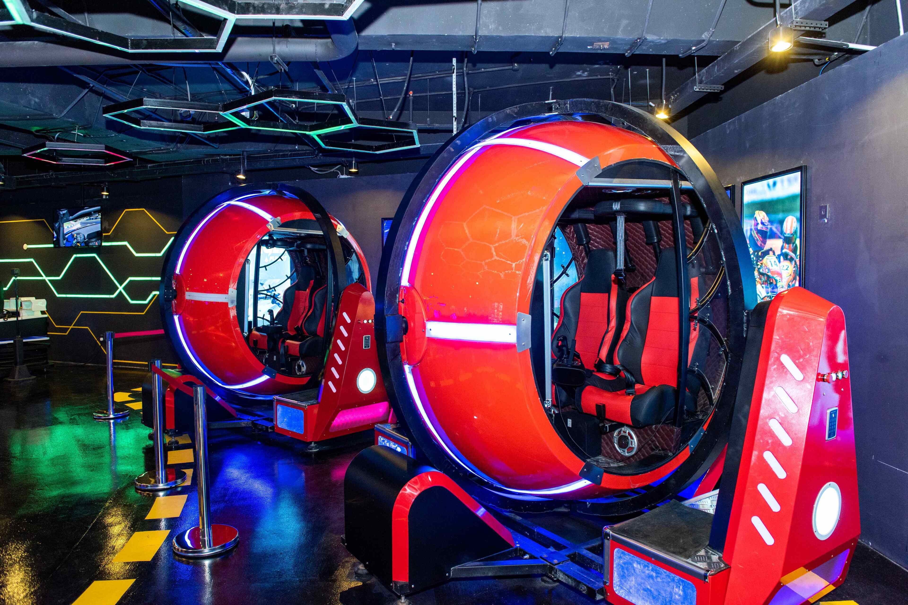 Un espacio de juegos de realidad virtual con dos cápsulas circulares rojas grandes.