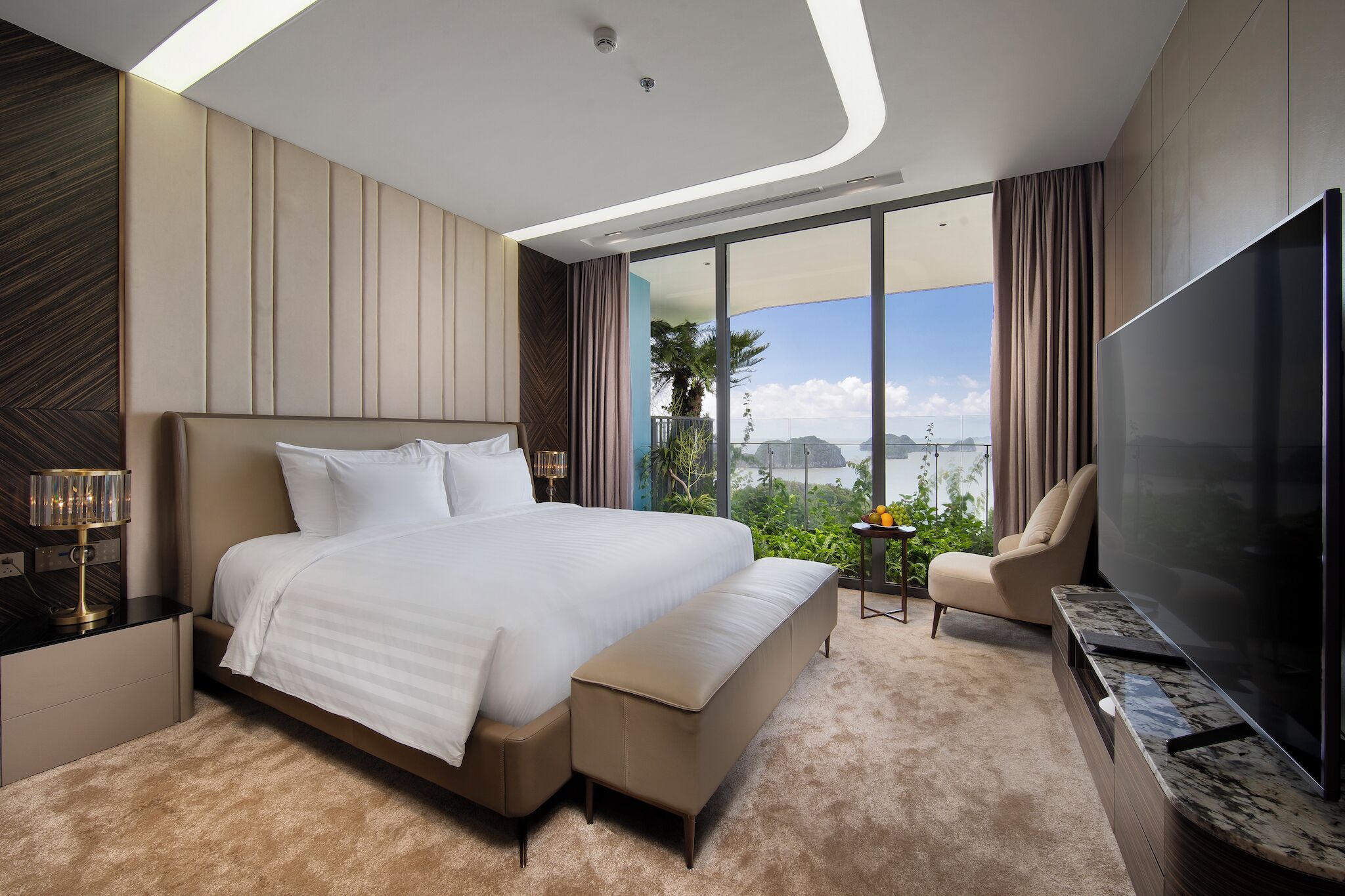 Une chambre d’hôtel moderne dotée d’un grand lit, d’une télévision à écran plat et d’un balcon offrant une vue sur la ville.