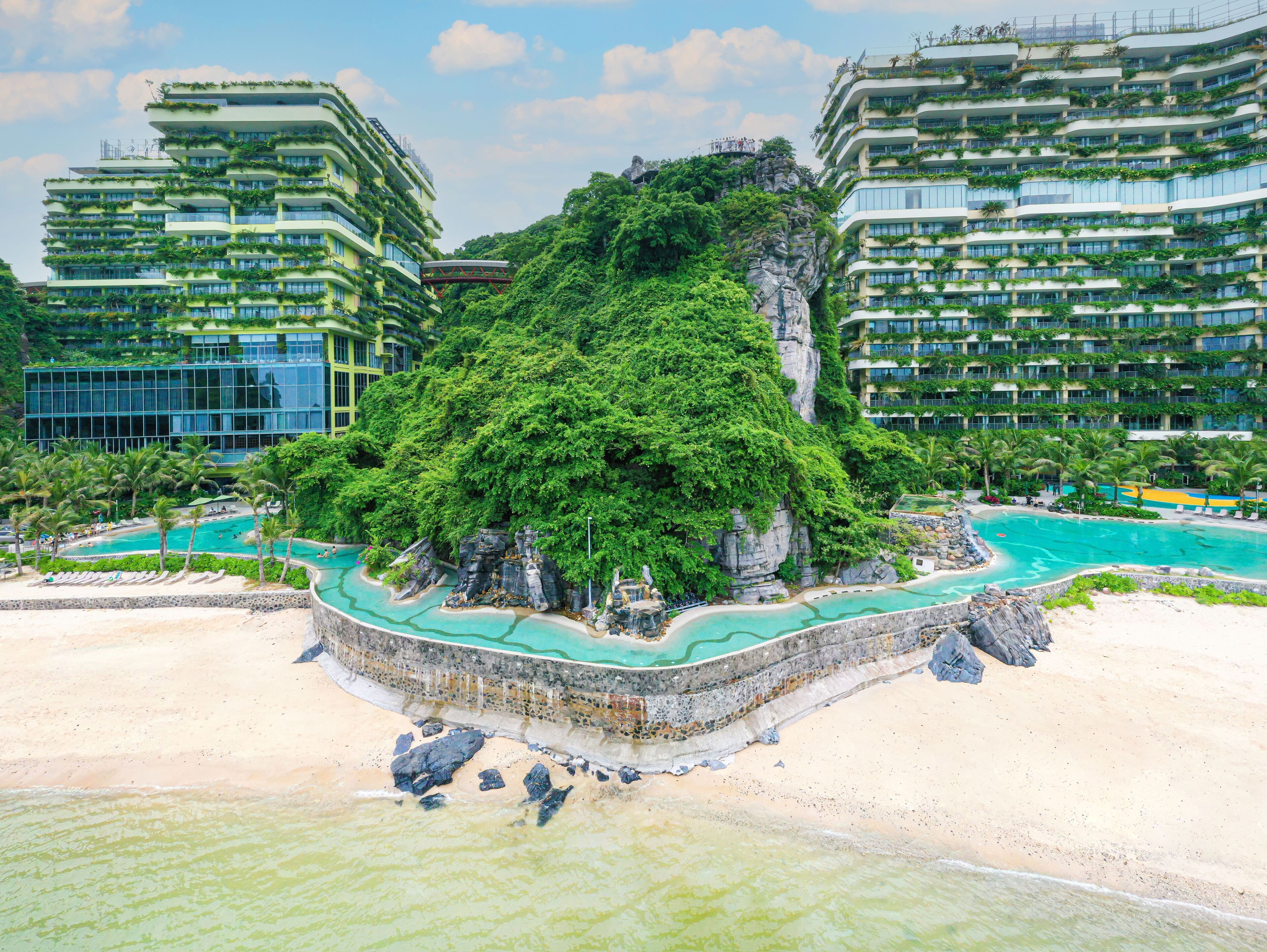 2 binnenzwembaden en een buitenzwembad