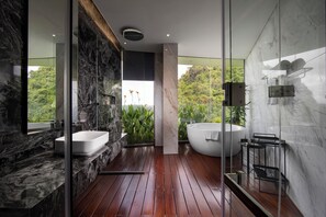 Presidentiële suite | Badkamer | Een hydromassagedouche, gratis toiletartikelen, een haardroger