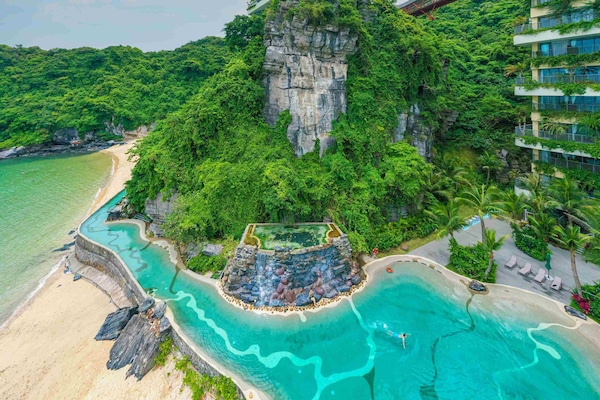 2 hồ bơi trong nhà, hồ bơi ngoài trời