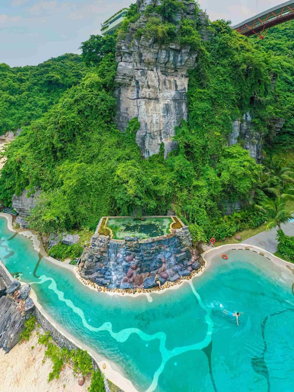 2 indoor pools, outdoor pool