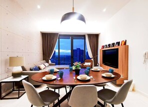 Dining - Grand Medini (5pax) WIFI @ JB City Homestay (johore)