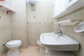 Shower, bidet, towels - M125 - Marcelli, three-room apartment with terrace 50m from the sea (Marcelli)