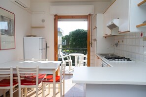 Fridge, oven - M125 - Marcelli, three-room apartment with terrace 50m from the sea (Marcelli)