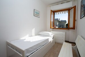 2 bedrooms, bed sheets - M125 - Marcelli, three-room apartment with terrace 50m from the sea (Marcelli)