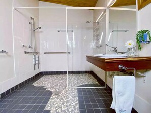 Lakeside Guesthouse | Bathroom
