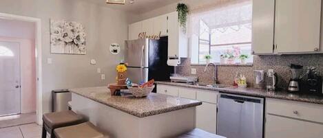 冷蔵庫、電子レンジ、オーブン、コンロ