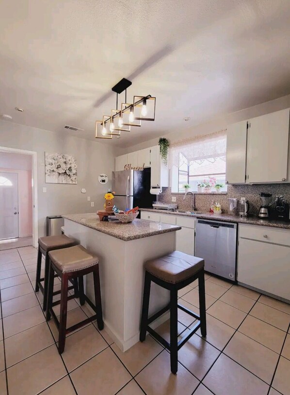 ثلاجة، ميكروويف، فرن، موقد طهي مسطح