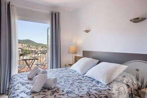 3 habitaciones, tabla de planchar con plancha, wifi y ropa de cama 