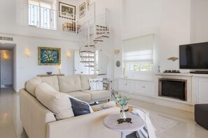 Una televisión, Netflix, un reproductor de DVD, servicios de streaming