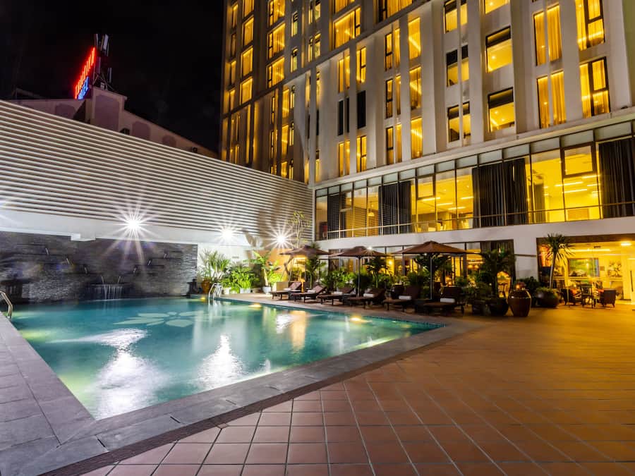 Een buitenzwembad, parasols voor strand/zwembad