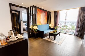 家庭四人房, 河景 (Suite) | 起居区 | 40-英寸智能电视 （配备卫星频道）、电视