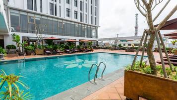 Außenpool, geöffnet von 06:00 Uhr bis 22:00 Uhr, Sonnenschirme