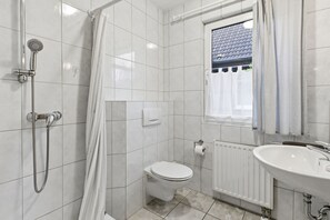 Chuveiro, secador de cabelo, sabonete 