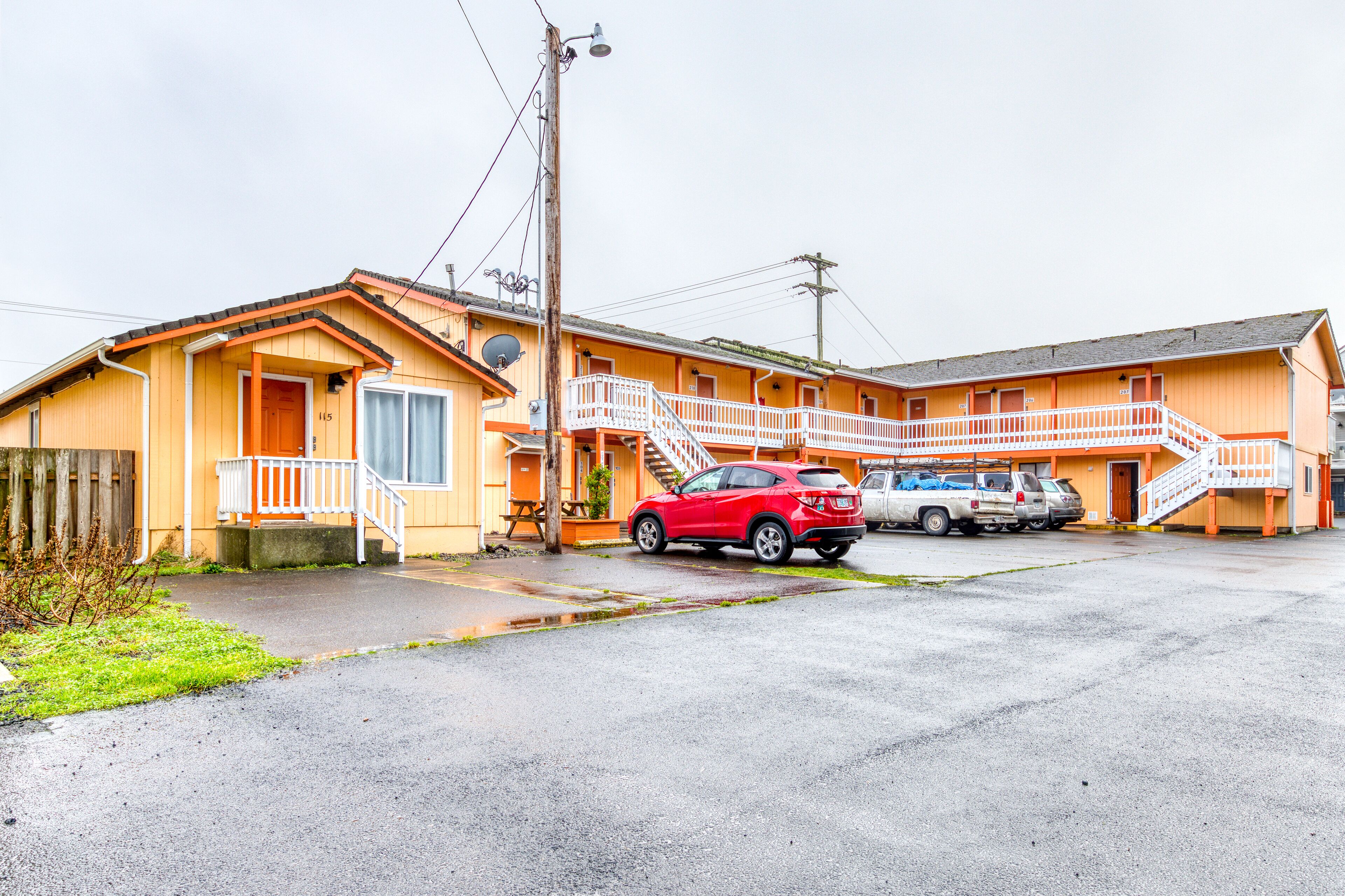 Six Dog-Friendly Rooms w/ Full Kitchens and Kitchenettes - Walk to the Beach