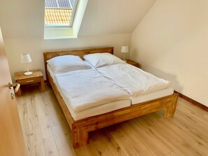 2 habitaciones, tabla de planchar con plancha, cuna de viaje y wifi