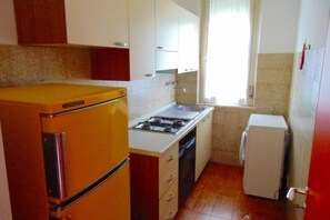 Fridge, oven - M245 - Marcelli, three-room apartment with terrace and a / c (Marcelli)