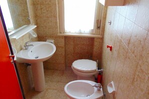 Douche, bidet, serviettes fournies