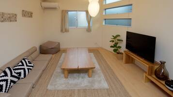 Private Vacation Home | Living room | Flat-screen TV