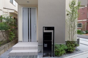 المنشأة من الخارج