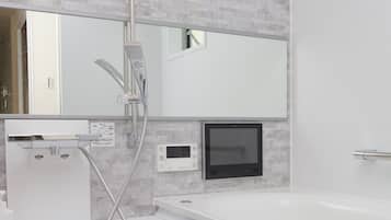 Private Vacation Home | Bathroom | Combined shower/tub, slippers, towels, soap