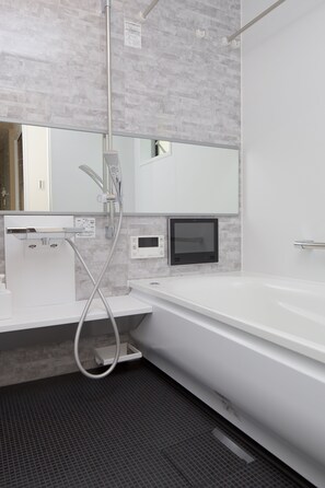 Bathroom - Nishi-Sugamo Guest House. 2min to Nishi-Sugamo Sta. 13min to Ikebukuro Sta. (Tokyo)