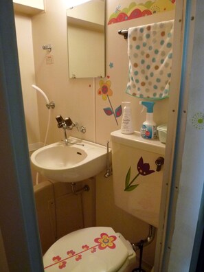 Lägenhet (Free bike, Free portable WIFI, 204) | Badrum | Badkar/dusch, gratis toalettartiklar, hårtork och tofflor