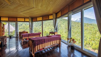 Sauna, poreallas, vartalohoitoja, aromaterapiaa, kuumakivihierontaa
